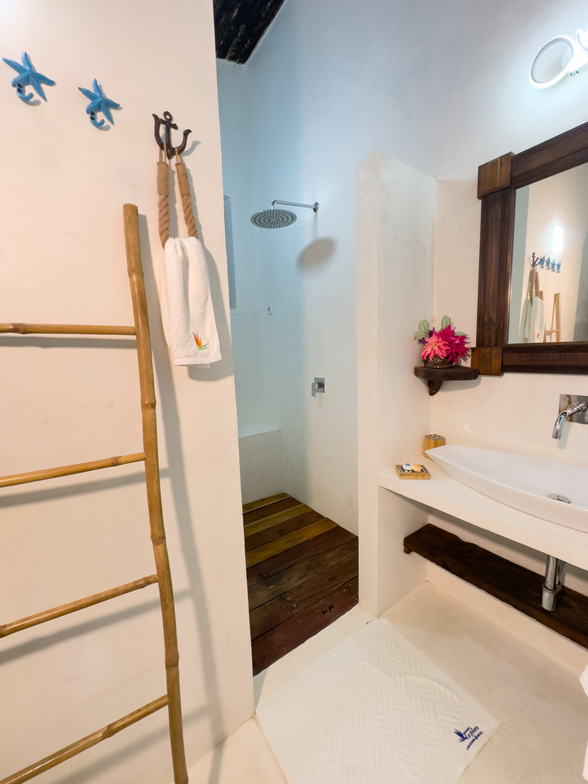 posada-la-gotera-habitaciones-familiares-baño-los-roques