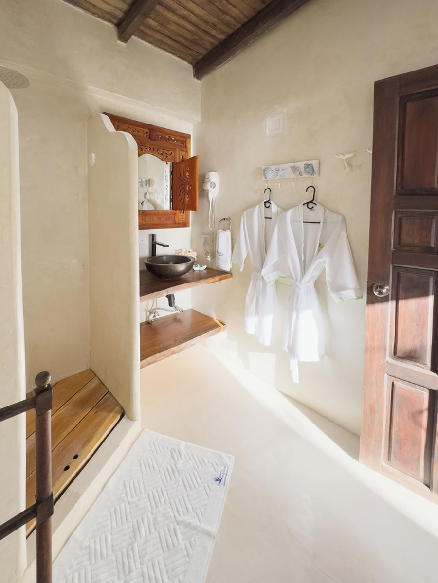 posada-la-gotera-habitaciones-superiores-baño-los-roques